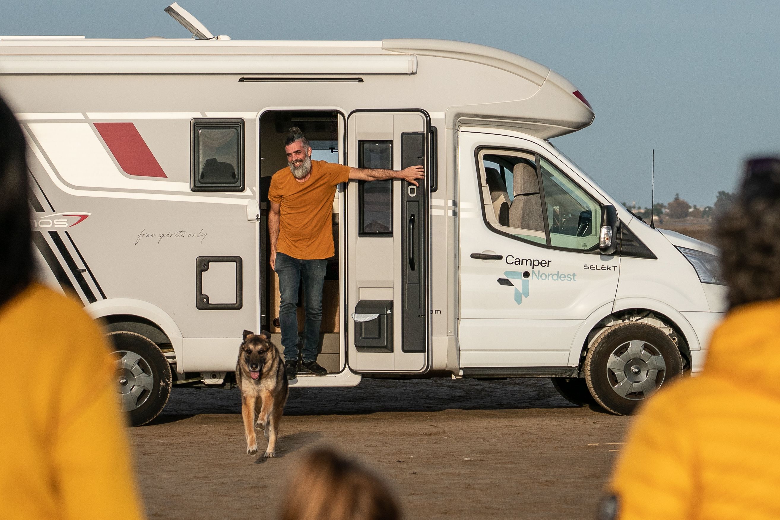 Viatjar en camper amb gos: guia completa per gaudir d’una aventura pet friendly 🐶🚐🌿